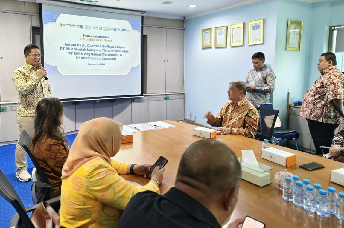 Foto:&nbsp;Direktur Utama BPRS Lampung Timur (Perseroda), Tony Adryansyah menyampaikan sambutan dalam kegiatan penandatangan MoU dengan&nbsp;PT AJ Central Asia Raya Syariah di Jakarta, Jum'at (31 Juli 2026).